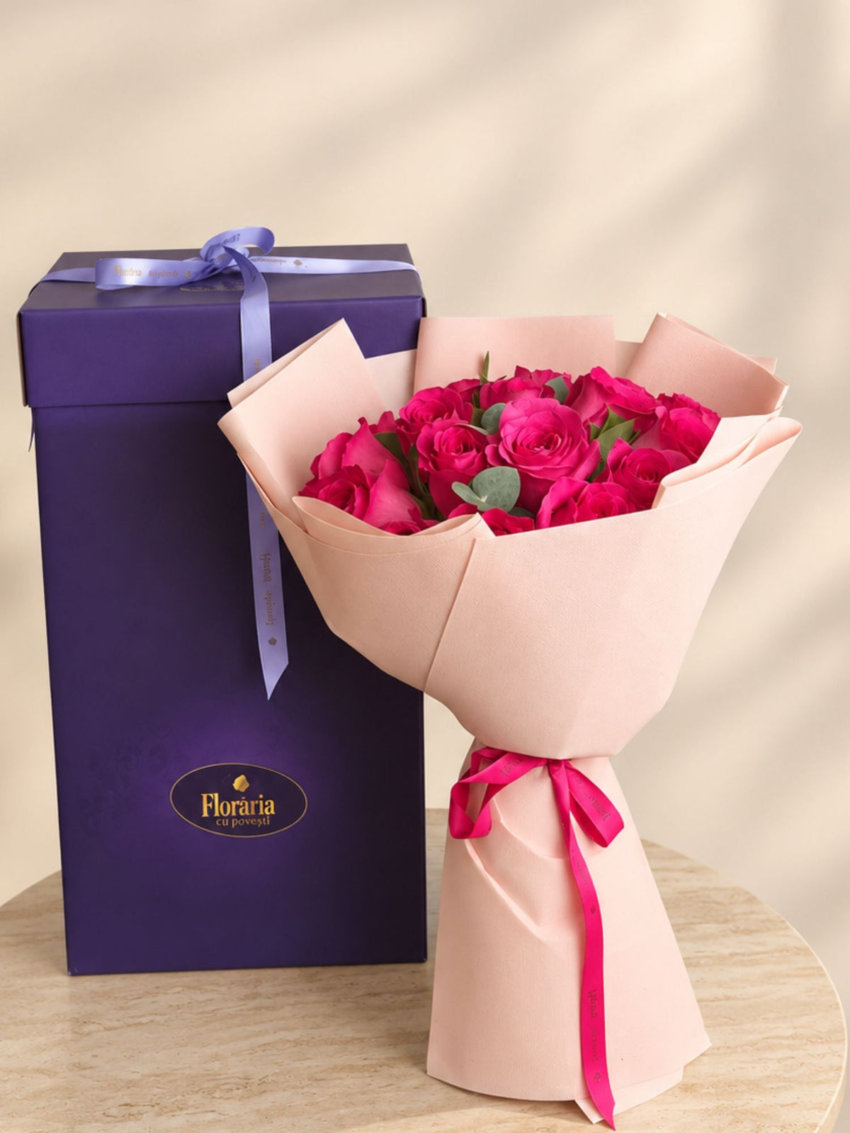 Buchet cu 23 trandafiri roz din Colectia de Lux, langa Cutia Floraria cu Povesti