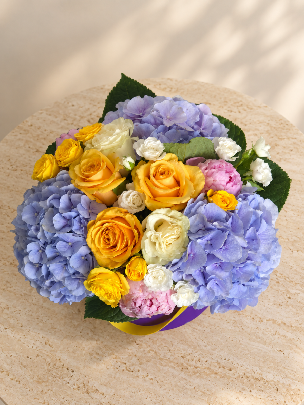 Cutie cu Hortensie Bleu si Trandafiri - Floraria cu Povesti