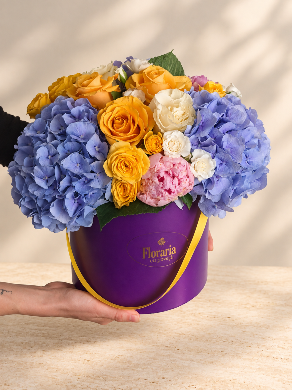 Cutie cu Hortensie Bleu si Trandafiri - Floraria cu Povesti