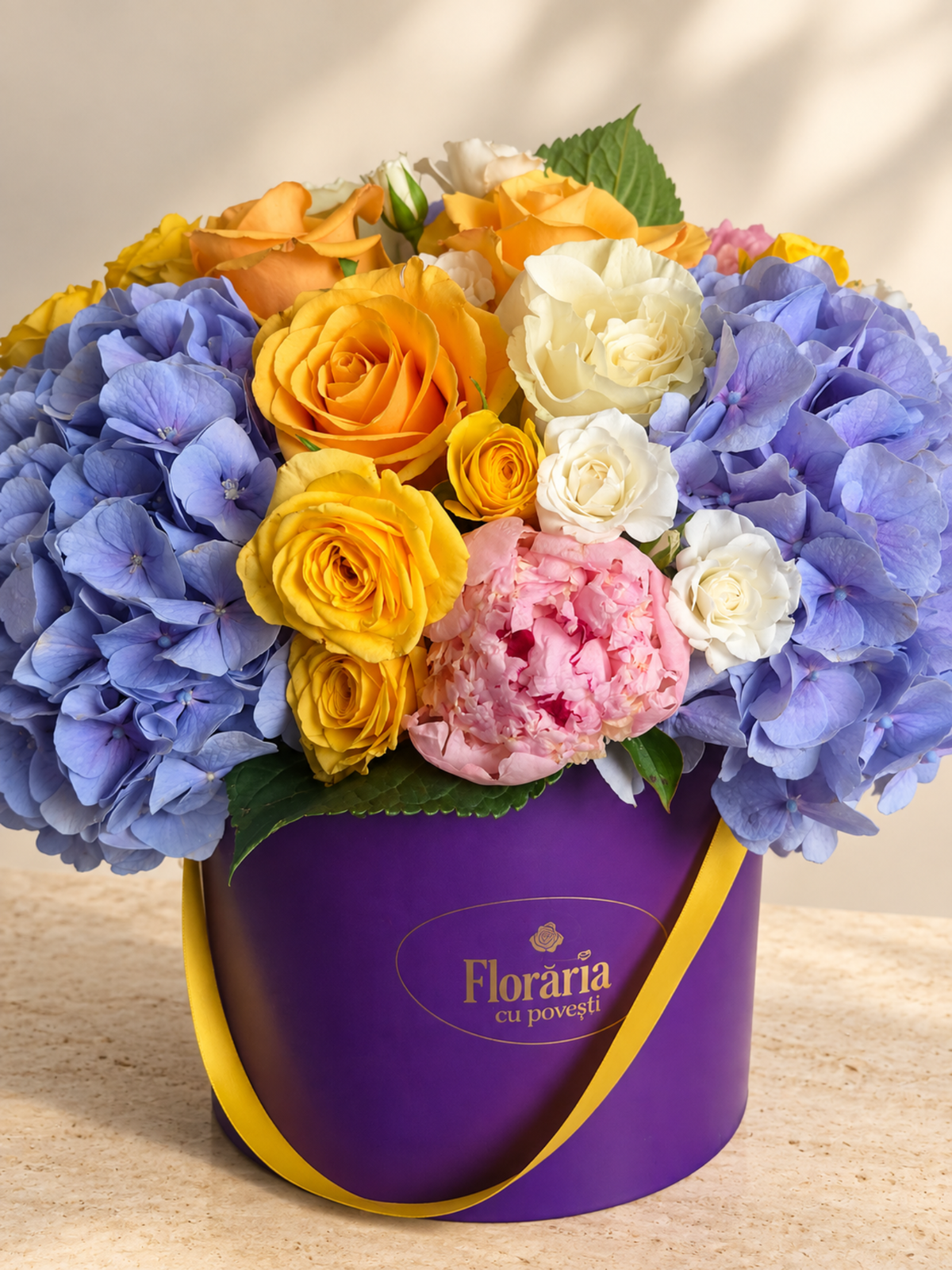 Cutie cu Hortensie Bleu si Trandafiri - Floraria cu Povesti